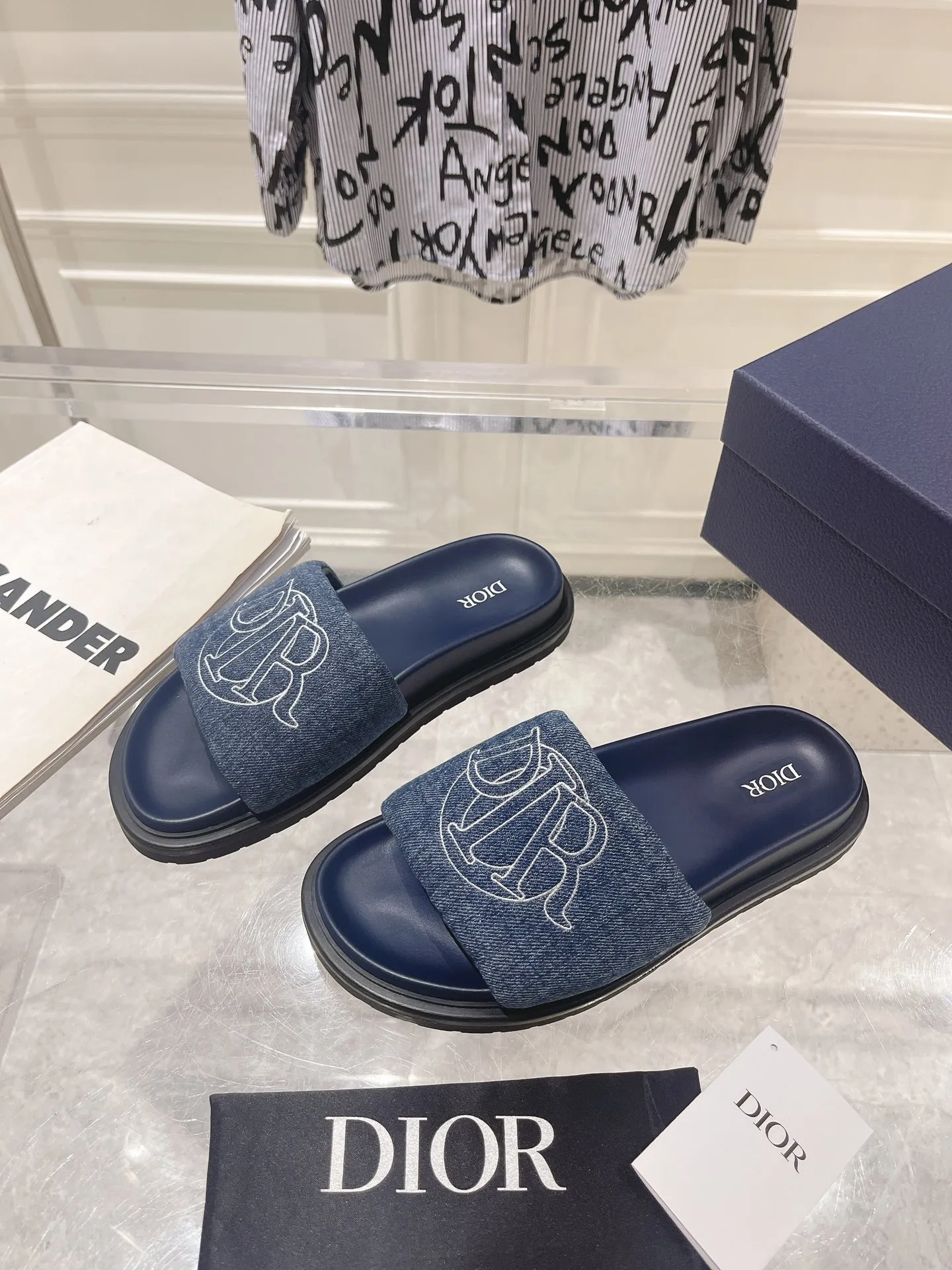 👟👟Ex-factory price 420👟👟 #Men's top version 𝐃𝐈𝐎𝐑# Dior's new men's summer slippers 🔥Purchase the original development Alias ​​sandals are new products in 2024. They are a leisurely and exquisite work. The upper is made of imported denim ➕ calfskin 🔥 Original molded rubber outsole provides the best comfort 🔥 ✔️Size: #38-46